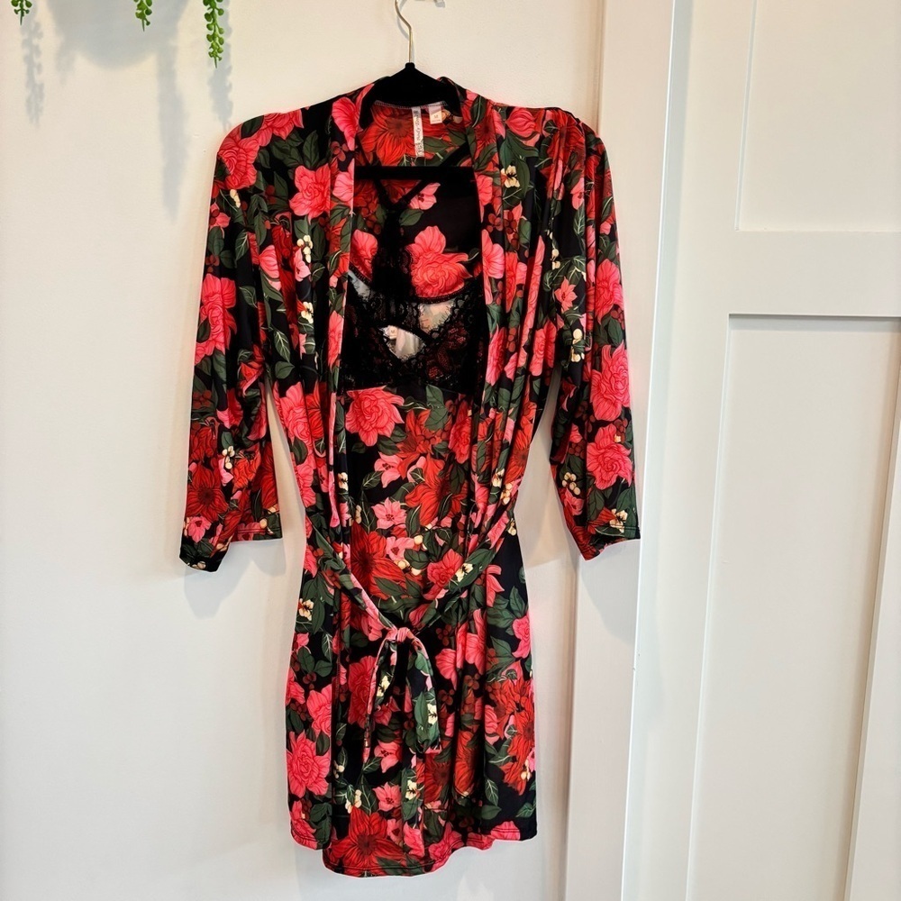 Body Touch Women's Red Floral Black Lace Silky Robe & Mini Slip Set Size Medium